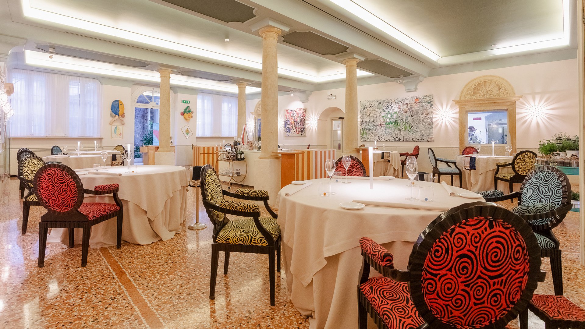 Dettaglio della sala del Ristorante Amistà con opere d’arte e atmosfera luminosa