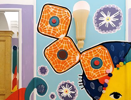 Dettaglio del corridoio decorato da Alessandro Mendini con motivi geometrici e floreali in colori vivaci