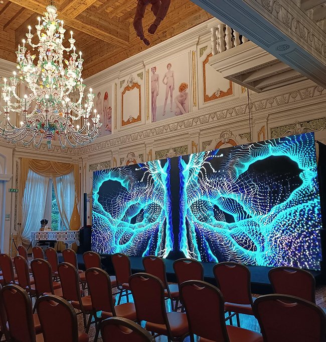 Allestimento tecnologico per eventi business nella sala centrale