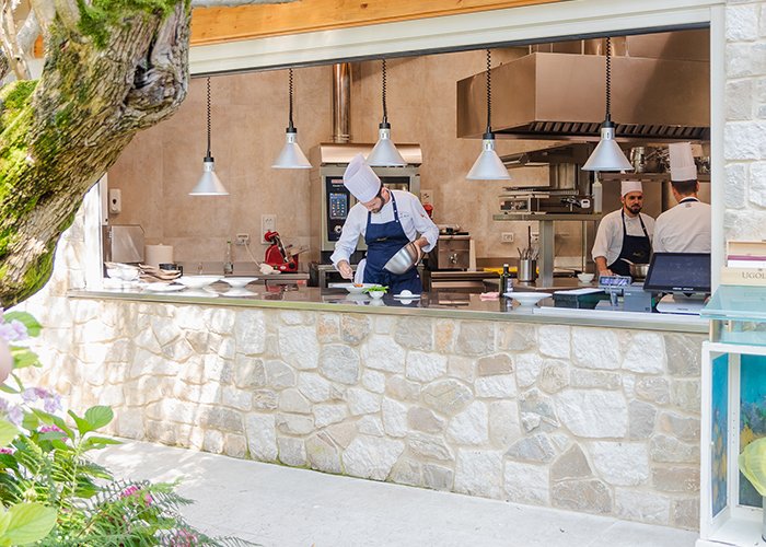 Chef all’opera nella cucina a vista del Ristorante Saor