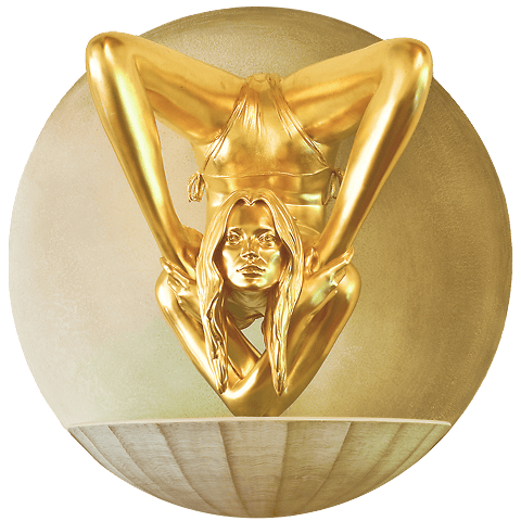 Scultura dorata iperrealista raffigurante una donna in posizione acrobatica, opera di Vanessa Beecroft, collocata su sfera luminosa nella hall del Byblos Art Hotel.