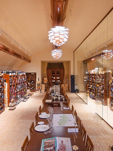La cantina dei vini del Byblos Art Hotel, con tavolo degustazione