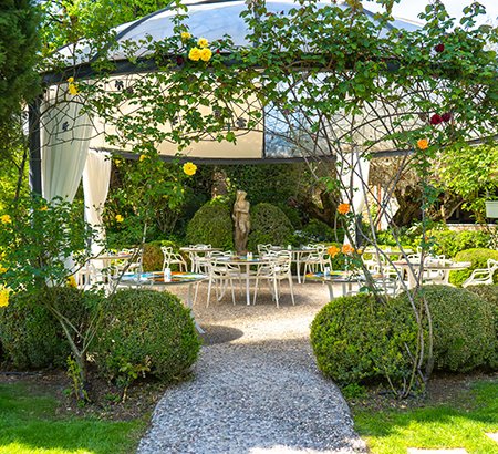 Chef all’opera nella cucina a vista del Ristorante Saor
