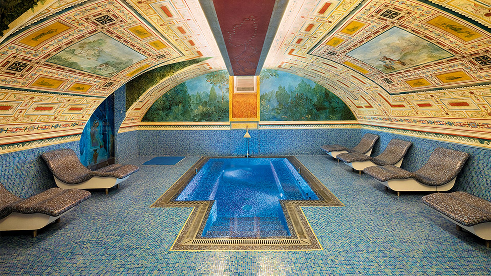 Piscina coperta con affreschi e mosaici nella Wellness & SPA Byblos