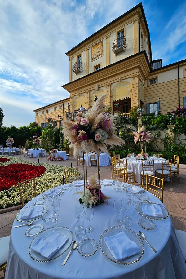 Olivo monumentale e viale d'ingresso del Byblos Art Hotel
