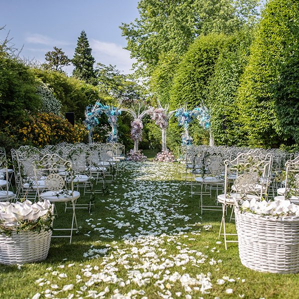 Allestimento floreale per cerimonia nuziale nel giardino del Byblos Art Hotel a Verona